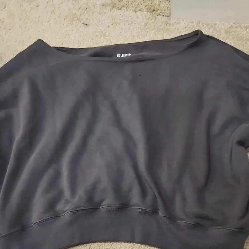 Hollister Easy Crew Charcoal Gray Pullover - Picture 1 of 3
